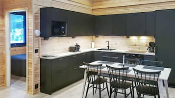 Kühlschrank, Mikrowelle, Geschirrspüler, Kochgeschirr/Geschirr/Besteck