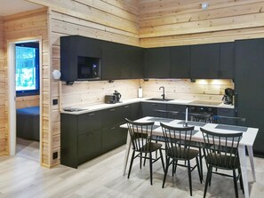 Kühlschrank, Mikrowelle, Geschirrspüler, Kochgeschirr/Geschirr/Besteck