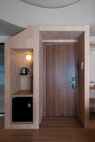 Ropa de cama hipoalergénica y minibar con artículos gratuitos 