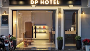 A DP Hotel bejárata, amelyben egy recepciós pult, egy kanapé és egy dohányzóasztal található.