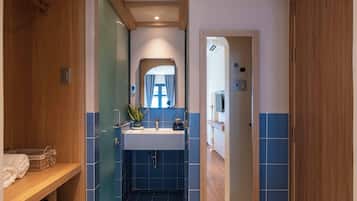 Deluxe Quadruple Room, Balcony, City View | Bathroom