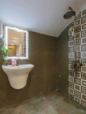 Sèche-cheveux, serviettes fournies, savon, papier toilette