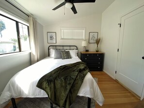 2 عدّة غرف نوم ومكتب ومكواة/لوح كي وواي فاي