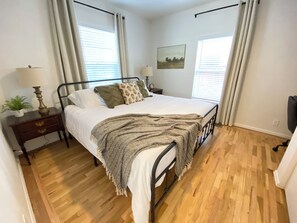 2 bedrooms, desk, iron/ironing board, WiFi - Clean/Convenient/Stylish home near downtown (Colorado Springs)