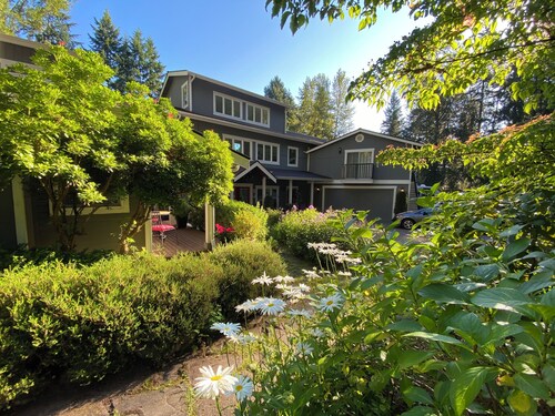 Carriage House on Cougar Mountain Private Studio Retreat-Close to Businesses