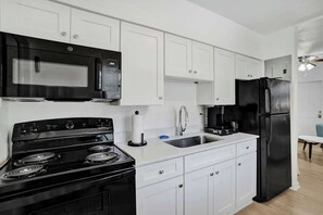 Cookware/dishes/utensils