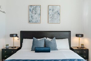 2 chambres, bureau, fer et planche à repasser, lit de bébé portatif