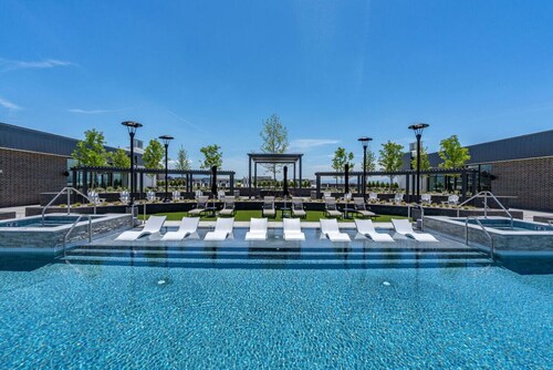 Designer NEW 2BD 2BA Pool/Htub/Gym/Bowling