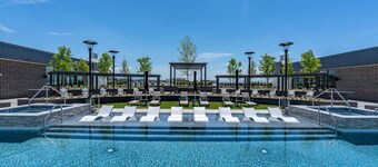 Designer NEW 2BD 2BA Pool/Htub/Gym/Bowling