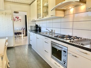 Private kitchen - Renovated Bungalow With Garden (Sint Maartensvlotbrug)