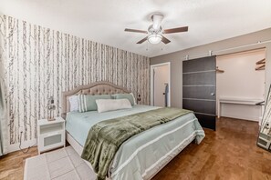 1 slaapkamer, een bureau, een strijkplank/strijkijzer, wifi