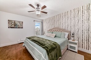 1 slaapkamer, een bureau, een strijkplank/strijkijzer, wifi