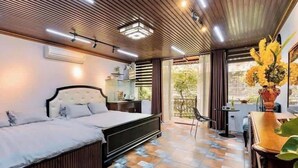 Een moderne slaapkamer met een bed, nachtkastje en uitzicht op het groen.