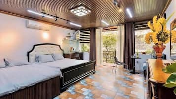 Familien-Doppelzimmer, 2 Schlafzimmer, Balkon, Stadtblick | Daunenbettdecken, kostenloses WLAN, Bettwäsche