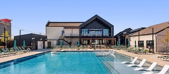 Exclusive 1BR Luxe Haven in Ideal Spot!