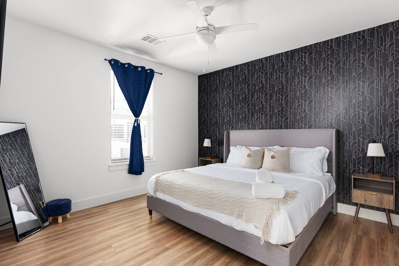 1 dormitorio, escritorio, tabla de planchar con plancha y cuna de viaje