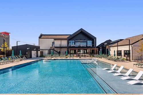 Modern Living:1B/1B Steps from Shops, Dining & Fun