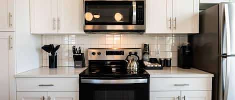 Réfrigérateur, four à micro-ondes, un four, surface de cuisson