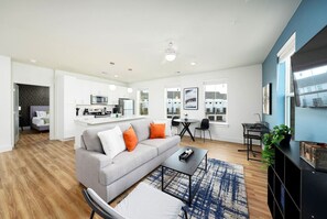 TV - Sleek & Stylish Apartment in Prime Location (Pflugerville)