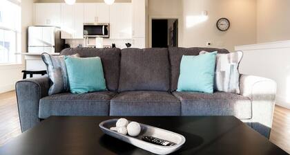 Luxurious 1BR Gem – Steps from the Action