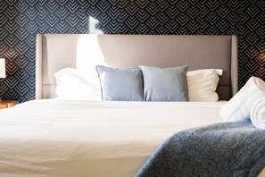 1 habitación, escritorio, tabla de planchar con plancha y cuna de viaje 