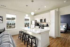 Fridge, microwave, stovetop, dishwasher