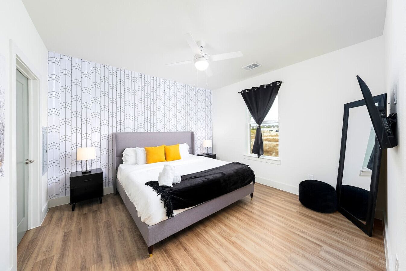 1 slaapkamer, een bureau, een strijkplank/strijkijzer, reisbedje