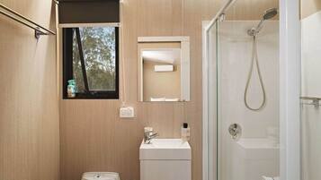 Een douche, een haardroger, handdoeken