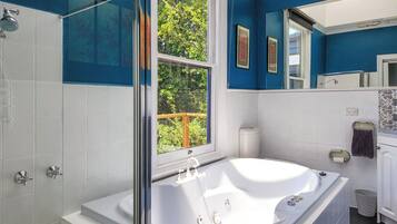 Shower, jetted bath, hair dryer, towels