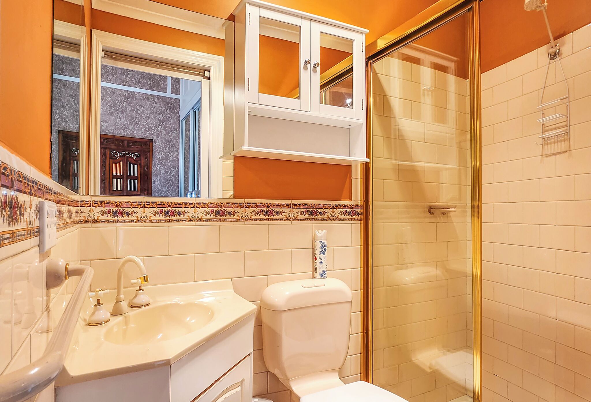 Ein Badezimmer mit Waschbecken, Toilette und Dusche.