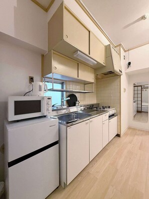 Fridge, microwave, stovetop, cookware/dishes/utensils