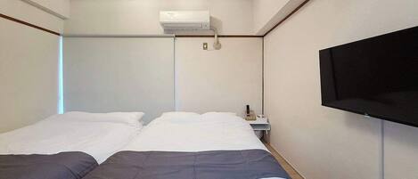 1 dormitorio, tabla de planchar con plancha, wifi y ropa de cama