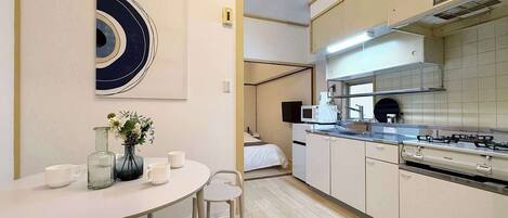 Kühlschrank, Mikrowelle, Herdplatte, Kochgeschirr/Geschirr/Besteck