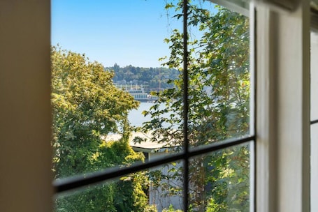 Interior. Vintage Westlake Gem in outstanding location!