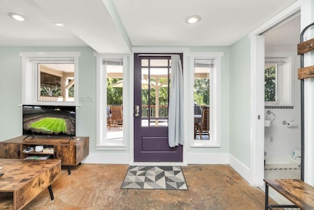 Interior. Vintage Westlake Hideaway w/patio & Lake Views!