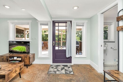 Vintage Westlake Hideaway w/patio & Lake Views!