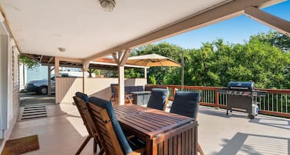 Vintage Westlake Hideaway w/patio & Lake Views!