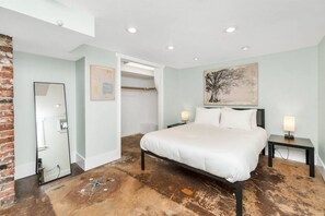 1 slaapkamer, een bureau, een strijkplank/strijkijzer, wifi