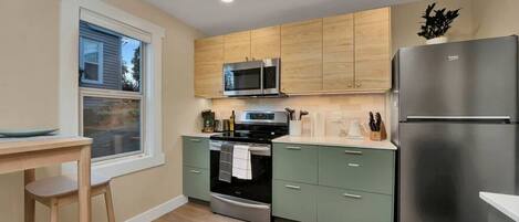 Jääkaappi, mikroaaltouuni, uuni, liesi