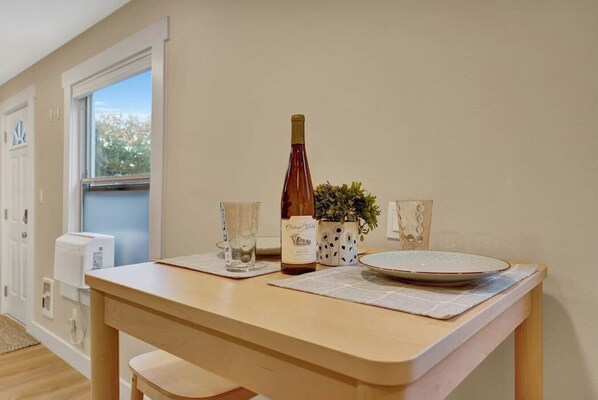 Dining - Westlake Nest Minutes to DT Quiet & Renovated! (Seattle)