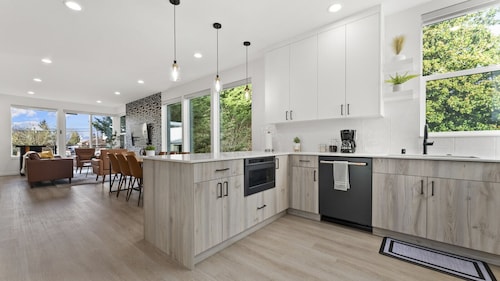 Ballard Hangout - Arcade, Covered deck, Sleeps 10!