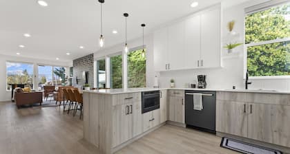 Ballard Hangout - Arcade, Covered deck, Sleeps 10!