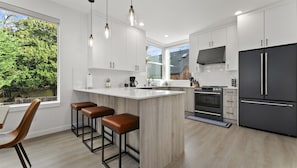 Fridge, microwave, oven, stovetop - Ballard Hangout - Arcade, Covered deck, Sleeps 10! (Seattle)