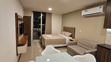 1 habitación, tabla de planchar con plancha, wifi gratis y ropa de cama