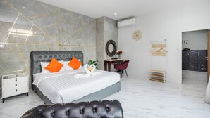 Un dormitorio moderno con una cama grande, un escritorio y un espejo.
