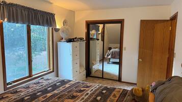 4 bedrooms, desk, iron/ironing board, free WiFi