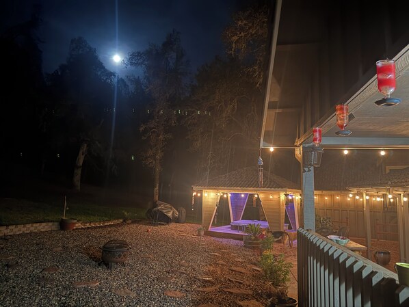 Terrace/patio - Cozy 2 bedroom cottage, a romantic retreat for the holidays, a skiers paradise! (Grass Valley)