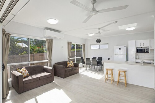 OAHU, part of the Ohana Surf Bungalows (<5 minute walk to beach and shops).