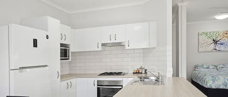 Kühlschrank, Mikrowelle, Ofen, Herdplatte