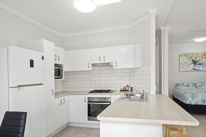 Jääkaappi, mikroaaltouuni, uuni, liesi